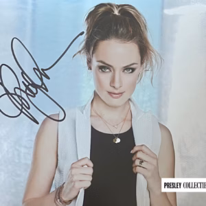 Rachel Skarsten Autograph. Rachel Skarsten hand-signed 10" x 8" colour promo photo in excellent condition – authentic TV autograph with Certificate of Authenticity (COA)